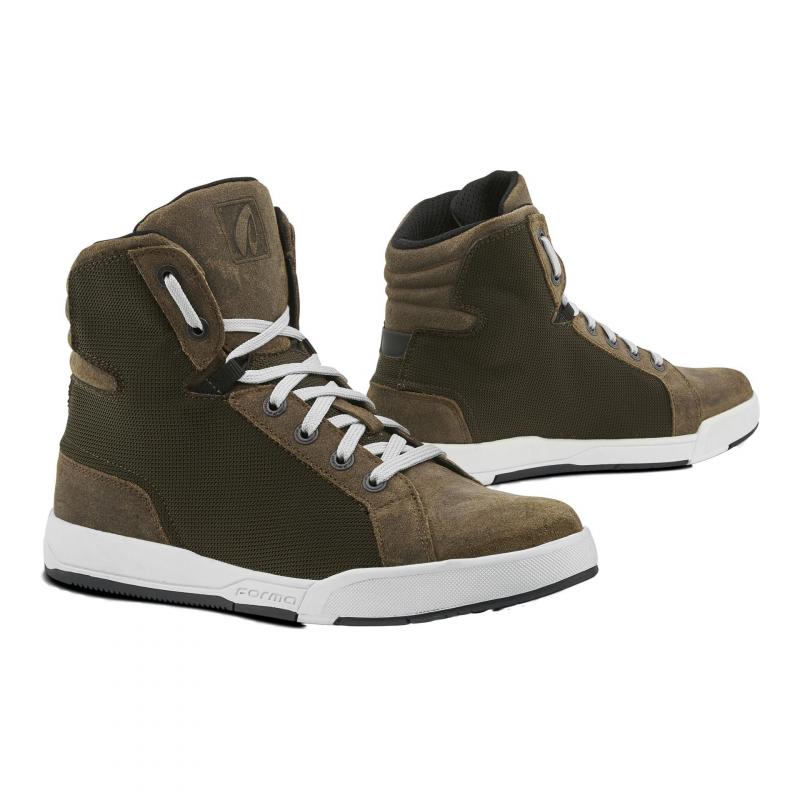 Baskets moto Forma Swift J en cuir marron et vert olive, vue de profil