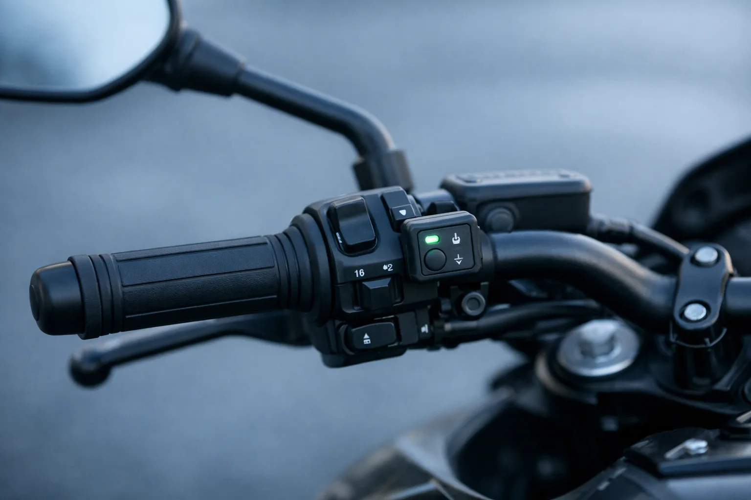 Guidon de moto avec poignées noires et petite commande de réglage fixée près des commodos.
