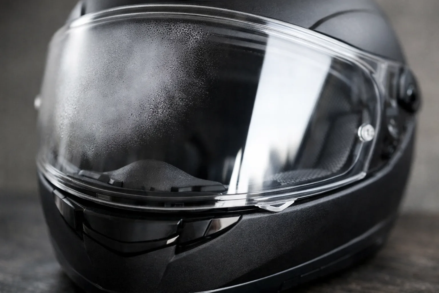 La visière d’un casque moto présente une légère buée sur sa face intérieure.