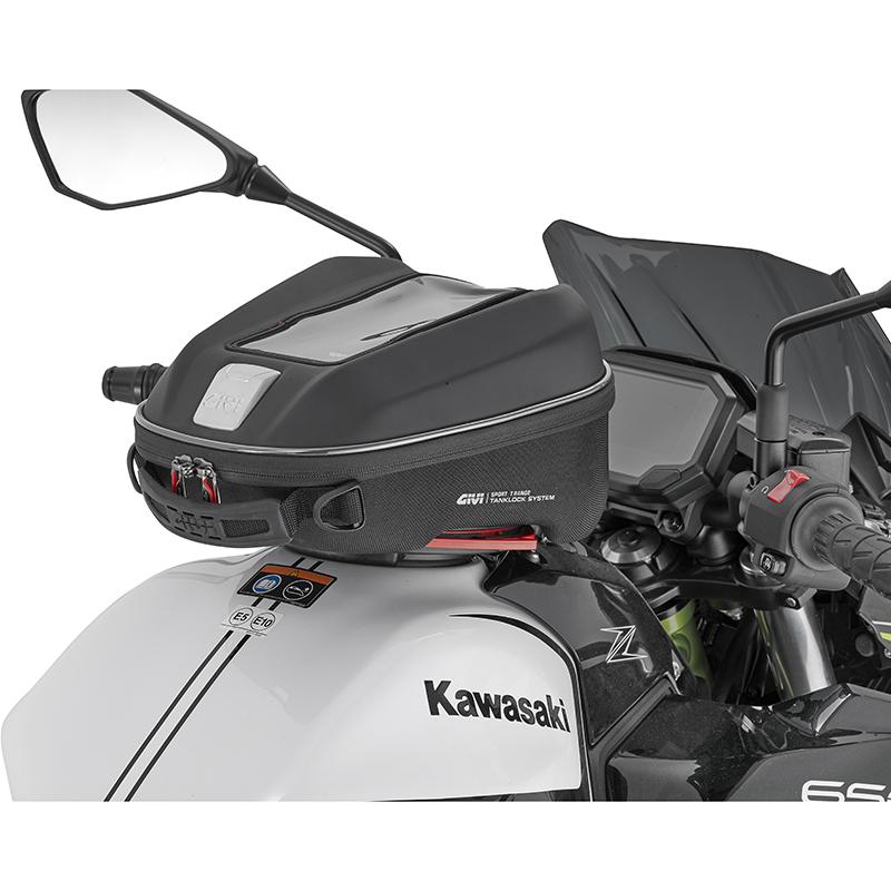 Sacoche réservoir GIVI ST611 avec fenêtre smartphone et poignée de transport — vue 2