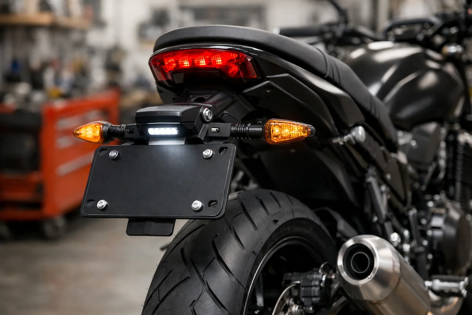 Vue de trois-quarts arrière d’une moto montrant le support de plaque, les clignotants et l’éclairage.