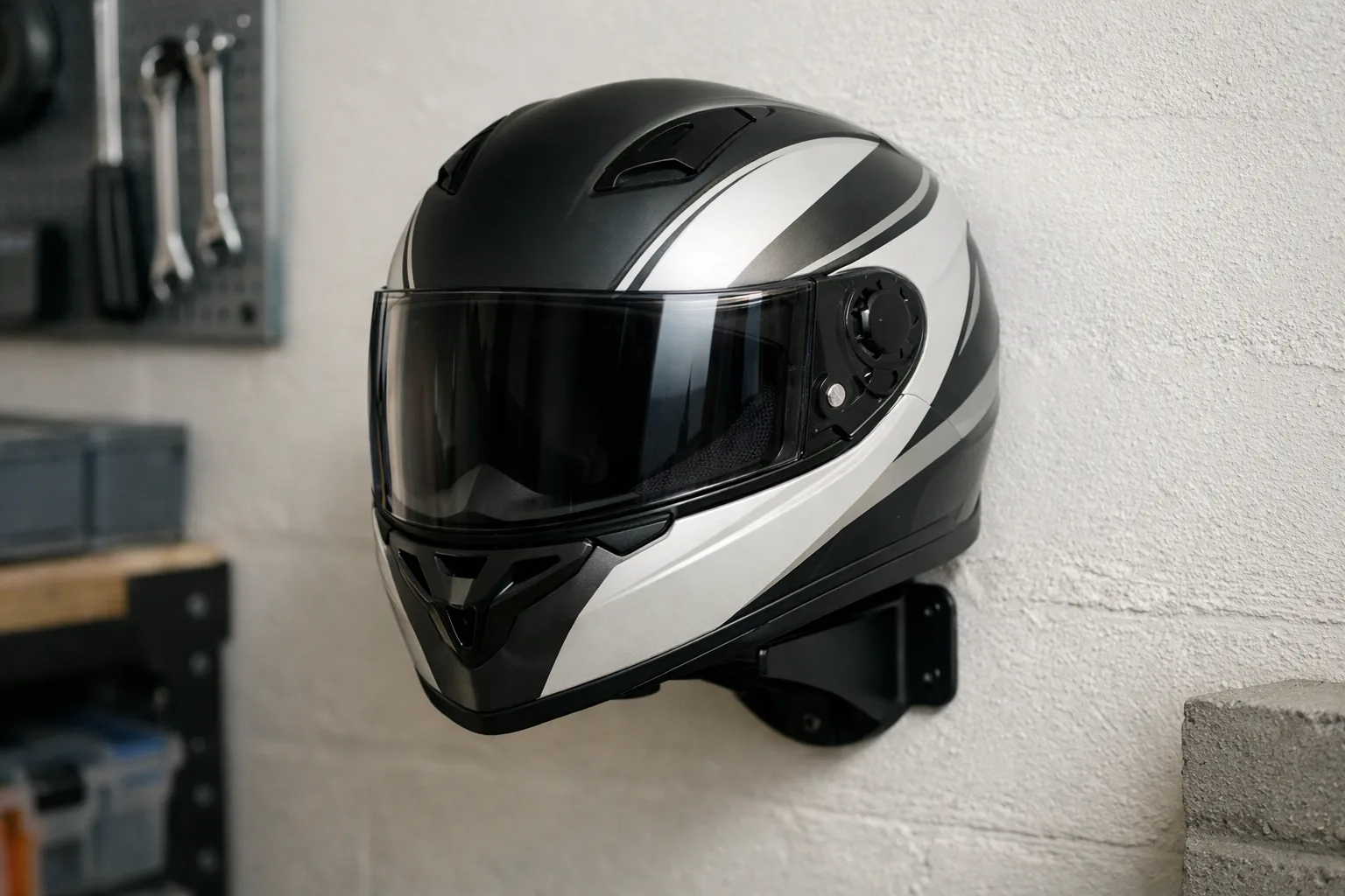 Casque de moto posé sur un support fixé au mur d’un garage.