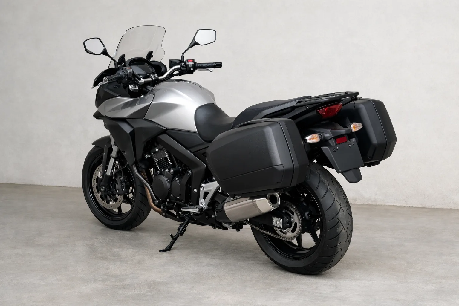 Moto de tourisme équipée de deux valises latérales rigides, photographiée de trois-quarts.